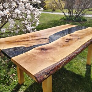 "Rivertable" aus Nussholz