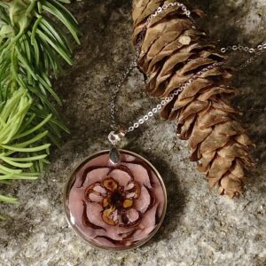 Wendeanhänger groß aus Fichtenzapfen rosa